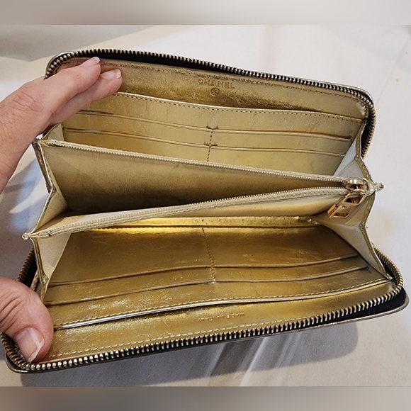 CHANEL Zippy Wallet. Black & Gold with charm. - Picture 6 of 11